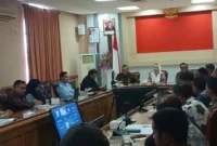 Pemkab Natuna menggelar rapat koordinasi bersama aparat penegak hukum, yakni kejaksaan dan kepolisian, serta unsur masyarakat dan organisasi nelayan di Kantor Bupati Natuna. Foto: Istimewa 