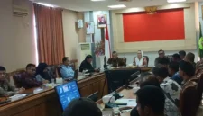 Pemkab Natuna menggelar rapat koordinasi bersama aparat penegak hukum, yakni kejaksaan dan kepolisian, serta unsur masyarakat dan organisasi nelayan di Kantor Bupati Natuna. Foto: Istimewa 