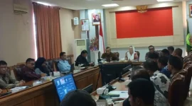 Pemkab Natuna menggelar rapat koordinasi bersama aparat penegak hukum, yakni kejaksaan dan kepolisian, serta unsur masyarakat dan organisasi nelayan di Kantor Bupati Natuna. Foto: Istimewa 
