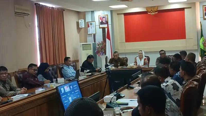 Pemkab Natuna menggelar rapat koordinasi bersama aparat penegak hukum, yakni kejaksaan dan kepolisian, serta unsur masyarakat dan organisasi nelayan di Kantor Bupati Natuna. Foto: Istimewa 