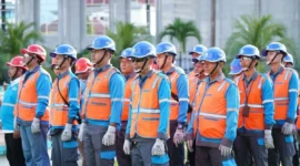 Petugas PLN Batam yang bertugas di lapangan di Batam, Kepri. Foto: INIKEPRI.COM/PLN Batam 