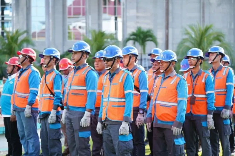 Petugas PLN Batam yang bertugas di lapangan di Batam, Kepri. Foto: INIKEPRI.COM/PLN Batam