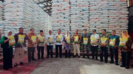 launching penyerahan bantuan pangan untuk alokasi Februari hingga Maret 2026 yang digelar di Komplek Pergudangan Bulog Ranai. Foto: INIKEPRI.COM