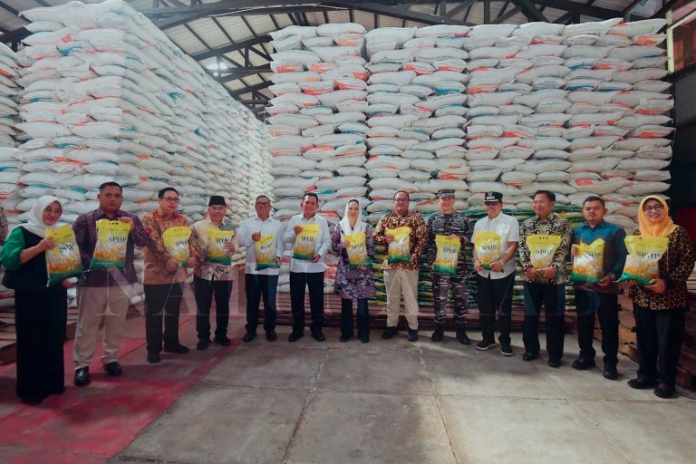 launching penyerahan bantuan pangan untuk alokasi Februari hingga Maret 2026 yang digelar di Komplek Pergudangan Bulog Ranai. Foto: INIKEPRI.COM