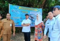 Bupati Natuna Cen Sui Lan dan Menteri KKP Sakti Wahyu Trenggono saat meninjau lokasi Kampung Nelayan Merah Putih di Natuna beberapa waktu lalu. Foto: INIKEPRI.COM