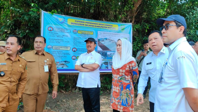 Bupati Natuna Cen Sui Lan dan Menteri KKP Sakti Wahyu Trenggono saat meninjau lokasi Kampung Nelayan Merah Putih di Natuna beberapa waktu lalu. Foto: INIKEPRI.COM