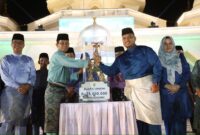Wali Kota Batam Amsakar Achmad menyerahkan piala ke Kecamatan Sagulung yang menjuarai MTQH Batam 2026. Foto: INIKEPRI.COM
