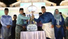 Wali Kota Batam Amsakar Achmad menyerahkan piala ke Kecamatan Sagulung yang menjuarai MTQH Batam 2026. Foto: INIKEPRI.COM