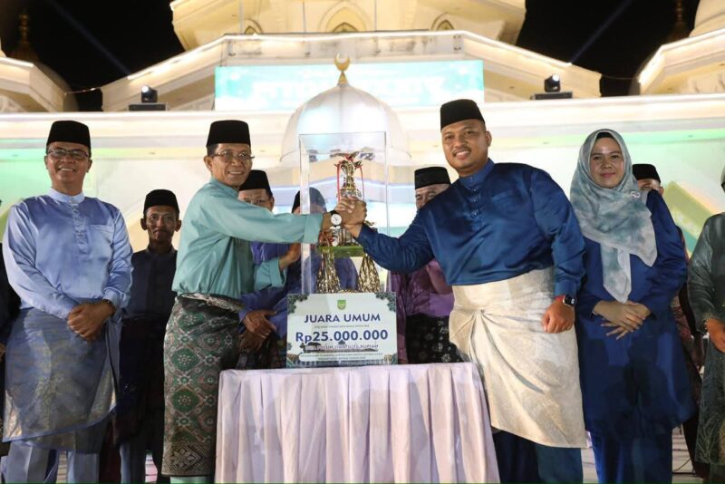 Wali Kota Batam Amsakar Achmad menyerahkan piala ke Kecamatan Sagulung yang menjuarai MTQH Batam 2026. Foto: INIKEPRI.COM