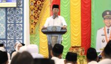 Wali Kota Batam Amsakar Achmad saat melepas calon jamaah haji. Foto: INIKEPRI.COM