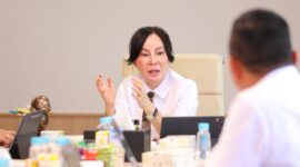 Wakil Wali Kota Batam, Li Claudia Chandra, memimpin rapat transformasi tata kelola persampahan Kota Batam tahun 2026. Foto: INIKEPRI.COM/Media Center Batam 
