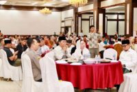 Wali Kota Batam, Amsakar Achmad, bersama Wakil Wali Kota Batam, Li Claudia Chandra, menghadiri halalbihalal bersama warga Bengkong di Golden Prawn. Foto: INIKEPRI.COM/Media Center Batam 