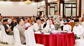 Wali Kota Batam, Amsakar Achmad, bersama Wakil Wali Kota Batam, Li Claudia Chandra, menghadiri halalbihalal bersama warga Bengkong di Golden Prawn. Foto: INIKEPRI.COM/Media Center Batam 