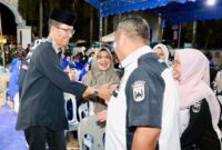 Perangkat RT dan RW Batuampar menyalami Wali Kota Batam, Amsakar Achmad, saat halalbihalal di Halaman Kantor Lurah Tanjung Sengkuang, Jumat (3/4/2026) malam. Foto: INIKEPRI.COM/Media Center Batam 