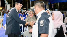 Perangkat RT dan RW Batuampar menyalami Wali Kota Batam, Amsakar Achmad, saat halalbihalal di Halaman Kantor Lurah Tanjung Sengkuang, Jumat (3/4/2026) malam. Foto: INIKEPRI.COM/Media Center Batam 