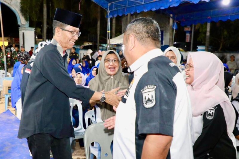 Perangkat RT dan RW Batuampar menyalami Wali Kota Batam, Amsakar Achmad, saat halalbihalal di Halaman Kantor Lurah Tanjung Sengkuang, Jumat (3/4/2026) malam. Foto: INIKEPRI.COM/Media Center Batam