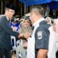 Perangkat RT dan RW Batuampar menyalami Wali Kota Batam, Amsakar Achmad, saat halalbihalal di Halaman Kantor Lurah Tanjung Sengkuang, Jumat (3/4/2026) malam. Foto: INIKEPRI.COM/Media Center Batam 