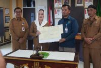 Penandatanganan Nota Kesepakatan tentang Penyediaan, Pemanfaatan, dan Pengembangan Data dan/atau Informasi Statistik yang berlangsung di Ruang Kerja Bupati. Foto: INIKEPRI.COM/NatunaKab 