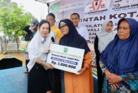 Wakil Wali Kota Batam Li Claudia Chandra menyalurkan bantuan sosial kepada lansia di Lapangan Kantor Camat Galang. Foto: INIKEPRI.COM