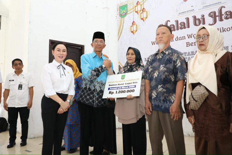 Wali Kota Batam, Amsakar Achmad, bersama Wakil Wali Kota Batam, Li Claudia Chandra, menyerahkan bantuan untuk lansia di Belakangpadang. Foto: INIKEPRI.COM/BP Batam 