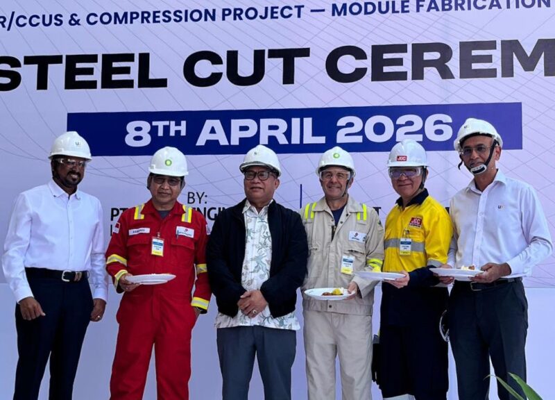 Anggota/Deputi Bidang Investasi BP Batam, Fary Francis, saat menghadiri First Cut Steel Ceremony proyek Tangguh Ubadari Carbon Capture Utilization - MD4 (TUCC-MD4) di PT Wasco Engineering Indonesia. Foto: INIKEPRI.COM/BP Batam 