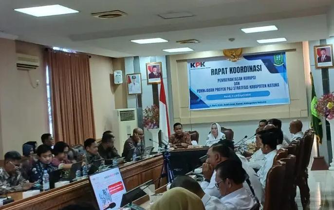 Bupati Natuna, Cen Sui Lan memimpin Rapat Koordinasi (Rakor) Pemberantasan Korupsi dengan KPK di ruang rapat utama Kantor Bupati Natuna, Rabu (8/4/2026). Foto: Istimewa 