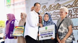 Wali Kota Batam, Amsakar Achmad, menyerahkan bansos ke lansia. Foto: INIKEPRI.COM/Media Center Batam 