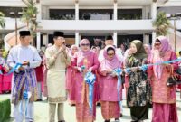 Wali Kota Batam Amsakar Achmad dan Ketua TP-PKK Batam Erlita Amsakar serta Sekretaris Daerah Batam Firmansyah membuka Bazaar UMKM di MTQH Kota Batam. Foto: INIKEPRI.COM/Media Center Batam 