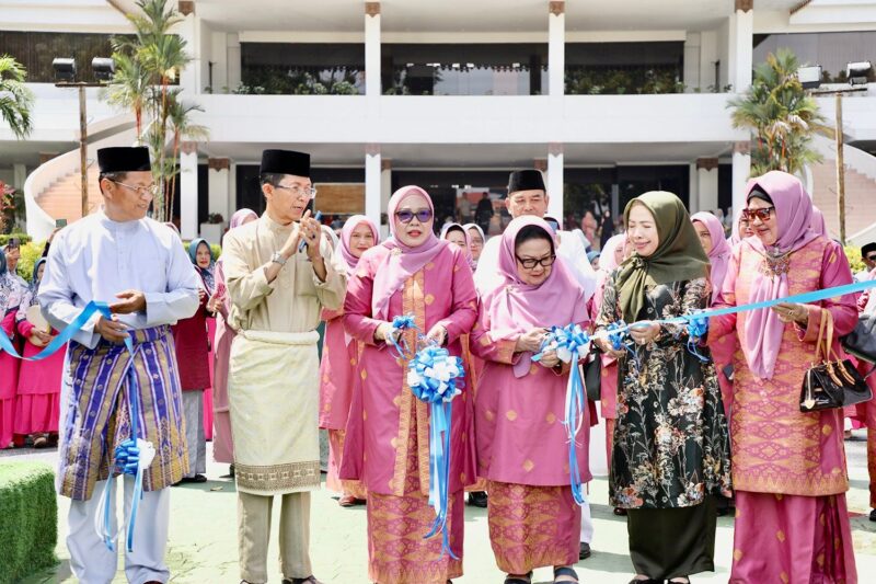 Wali Kota Batam Amsakar Achmad dan Ketua TP-PKK Batam Erlita Amsakar serta Sekretaris Daerah Batam Firmansyah membuka Bazaar UMKM di MTQH Kota Batam. Foto: INIKEPRI.COM/Media Center Batam 