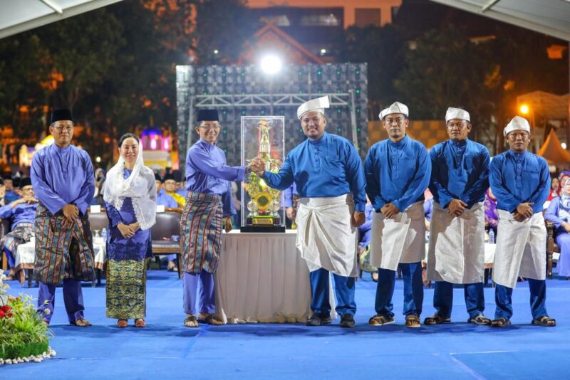 Wali Kota Batam, Amsakar Achmad, didampingi Wakil Wali Kota Batam, Li Claudia Chandra, dan Sekda Batam, Firmansyah, menerima kembali piala bergilir dari Kecamatan Sagulung saat malam pembukaan MTQH XXXIV di Dataran Engku Putri Batamcentre, Jumat (10/4/2026) malam. Foto: INIKEPRI.COM/Media Center Batam