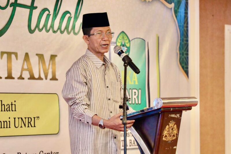 Wali Kota Batam, Amsakar Achmad, menyampaikan sambutan saat menghadiri halalbihalal bersama IKA UNRI di Hotel Harmoni One, Batamcentre, Sabtu (11/4/2026). Foto: INIKEPRI.COM/Media Center Batam