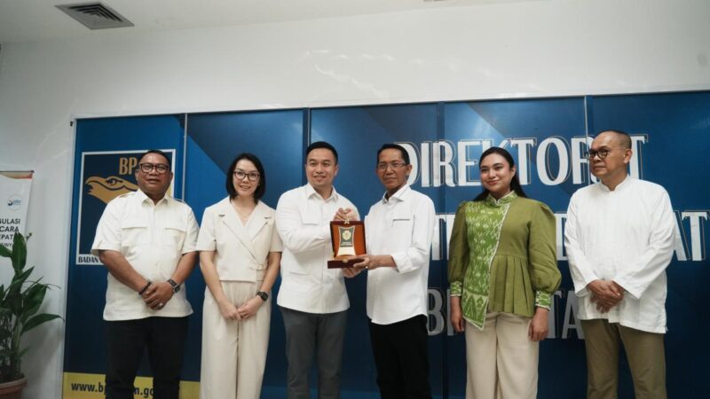 Kepala BP Batam, Amsakar Achmad, menerima kunjungan kerja Wali Kota Kupang, dr. Christian Widodo, yang didampingi Wakil Wali Kota Serena C. Francis, di Pelayanan Terpadu Satu Pintu (PTSP) BP Batam. Foto: INIKEPRI.COM/BP Batam 