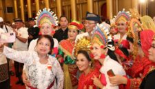 Sejumlah warga berswafoto bersama Wali Kota Batam, Amsakar Achmad, saat perayaan Dharma Santi Nyepi Tingkat Kota Batam Tahun Baru Saka 1948 di Harmoni One Hotel, Batamkota. Foto: INIKEPRI.COM/Media Center Batam 