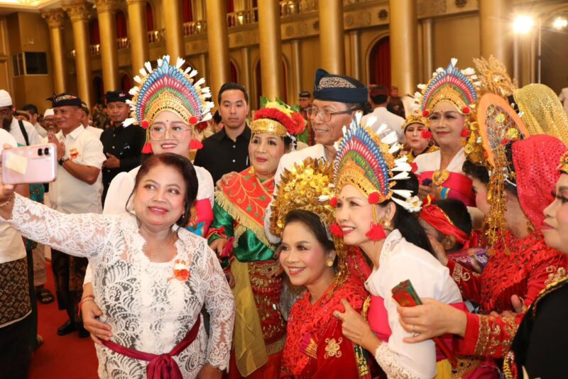Sejumlah warga berswafoto bersama Wali Kota Batam, Amsakar Achmad, saat perayaan Dharma Santi Nyepi Tingkat Kota Batam Tahun Baru Saka 1948 di Harmoni One Hotel, Batamkota. Foto: INIKEPRI.COM/Media Center Batam 