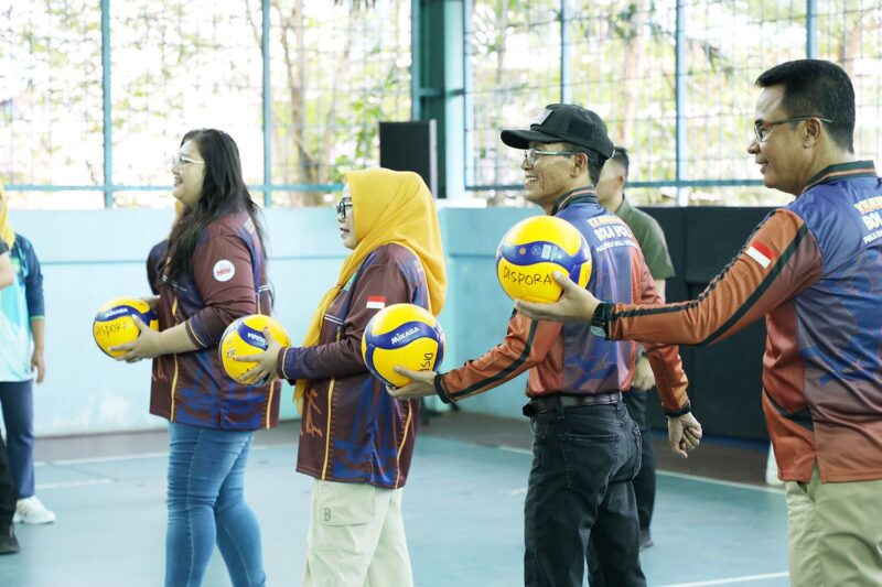 Wali Kota Batam Amsakar Achmad dan Ketua TP-PKK Erlita Sari melakukan servis sebagai penanda dibukanya turnamen bola voli. Foto: INIKEPRI.COM/Media Center Batam