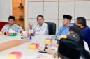 Wali Kota Batam, Amsakar Achmad, memimpin FGD laporan pendahuluan dokumen kajian optimalisasi dan strategi tata kelola pengangkutan sampah Kota Batam Tahun 2026 di Kantor Wali Kota Batam. Foto: INIKEPRI.COM/Media Center Batam 