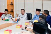 Wali Kota Batam, Amsakar Achmad, memimpin FGD laporan pendahuluan dokumen kajian optimalisasi dan strategi tata kelola pengangkutan sampah Kota Batam Tahun 2026 di Kantor Wali Kota Batam. Foto: INIKEPRI.COM/Media Center Batam 