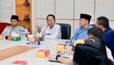 Wali Kota Batam, Amsakar Achmad, memimpin FGD laporan pendahuluan dokumen kajian optimalisasi dan strategi tata kelola pengangkutan sampah Kota Batam Tahun 2026 di Kantor Wali Kota Batam. Foto: INIKEPRI.COM/Media Center Batam 