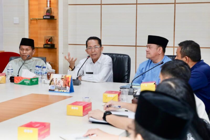 Wali Kota Batam, Amsakar Achmad, memimpin FGD laporan pendahuluan dokumen kajian optimalisasi dan strategi tata kelola pengangkutan sampah Kota Batam Tahun 2026 di Kantor Wali Kota Batam. Foto: INIKEPRI.COM/Media Center Batam 