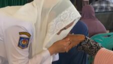 Bupati Natuna Cen Sui Lan mencium tangan seorang lansia. Foto: INIKEPRI.COM