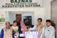 Penyerahan bantuan dilakukan secara simbolis oleh perwakilan KPDN kepada keluarga korban yang diwakili Zuraida, bibi dari Sintia Bella. Foto: Istimewa 