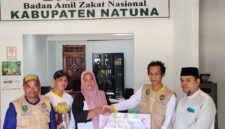 Penyerahan bantuan dilakukan secara simbolis oleh perwakilan KPDN kepada keluarga korban yang diwakili Zuraida, bibi dari Sintia Bella. Foto: Istimewa 