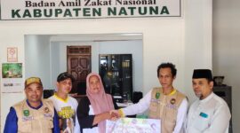 Penyerahan bantuan dilakukan secara simbolis oleh perwakilan KPDN kepada keluarga korban yang diwakili Zuraida, bibi dari Sintia Bella. Foto: Istimewa 