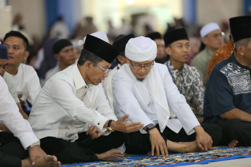 Wali Kota Batam, Amsakar Achmad, berbincang dengan AA Gym saat menghadiri Tabligh Akbar dan Halalbihalal DPD AGPAII Kota Batam di Masjid Sultan Mahmud Riayat Syah. Foto: INIKEPRI.COM/Media Center Batam 