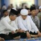 Wali Kota Batam, Amsakar Achmad, berbincang dengan AA Gym saat menghadiri Tabligh Akbar dan Halalbihalal DPD AGPAII Kota Batam di Masjid Sultan Mahmud Riayat Syah. Foto: INIKEPRI.COM/Media Center Batam 