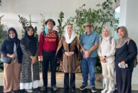 Bupati Natuna Cen Sui Lan dan Wakil Bupati Jarmin bertemu tanpa sengaja dengan tim Kajian Objek Pemajuan Kebudayaan (KOPK). Foto: Istimewa/MimbarUmum