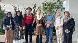 Bupati Natuna Cen Sui Lan dan Wakil Bupati Jarmin bertemu tanpa sengaja dengan tim Kajian Objek Pemajuan Kebudayaan (KOPK). Foto: Istimewa/MimbarUmum