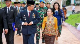 Wali Kota Batam, Amsakar Achmad, bersama Wakil Wali Kota Batam, Li Claudia Chandra, mengikuti apel gabungan di Dataran Engku Putri, Batamcentre. Foto: INIKEPRI.COM/Media Center Batam 