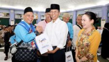 Wali Kota Batam, Amsakar Achmad, bersama Wakil Wali Kota Batam, Li Claudia Chandra, menyerahkan bingkisan kepada JCH Batam di Asrama Haji Batamcentre. Foto: INIKEPRI.COM/Media Center Batam 