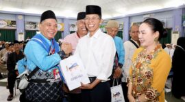 Wali Kota Batam, Amsakar Achmad, bersama Wakil Wali Kota Batam, Li Claudia Chandra, menyerahkan bingkisan kepada JCH Batam di Asrama Haji Batamcentre. Foto: INIKEPRI.COM/Media Center Batam 